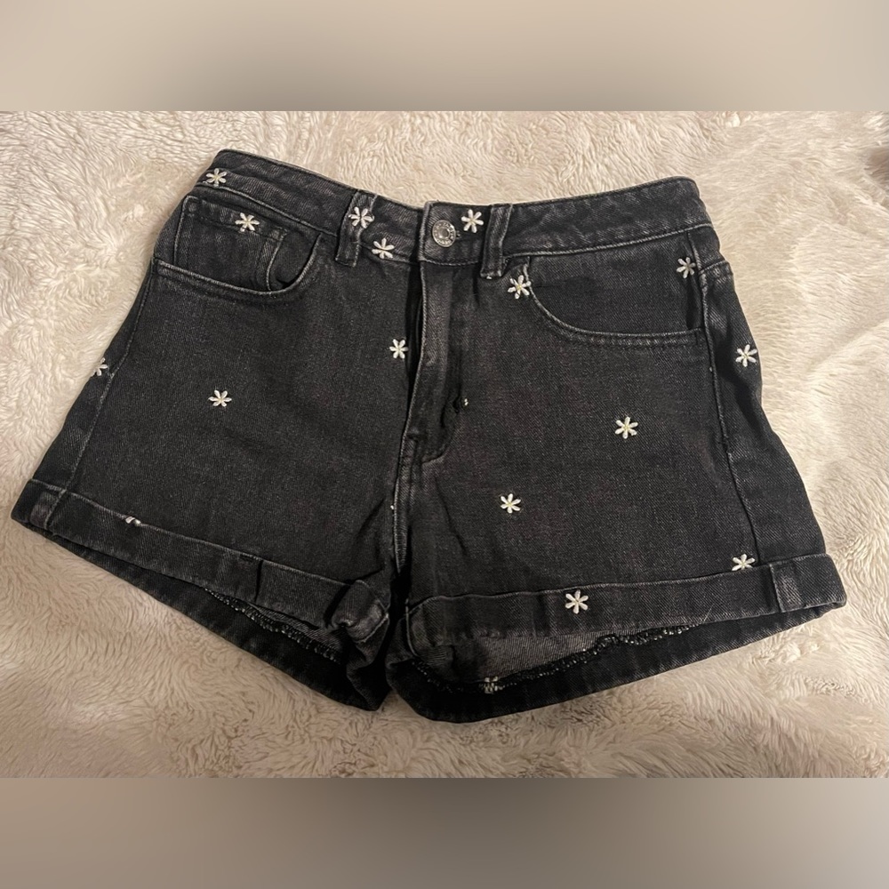 Pacsun Daisy Embroidered High Waisted Mom Shorts 23